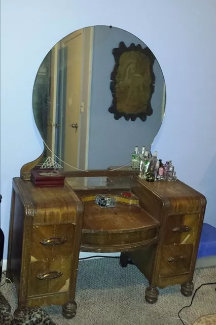 giving-a-1942-vanity-table-a-new-life.1