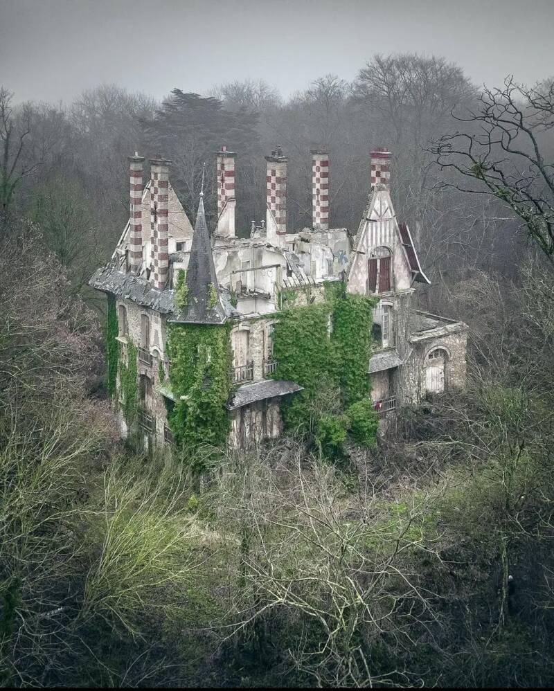 abandoned-castle-house-in-woods